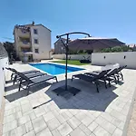 Lucy With Heated Saltwater Pool And Free Private Parking *