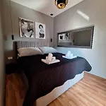 Lucy With Heated Saltwater Pool And Free Private Parking
