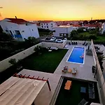 Lucy With Heated Saltwater Pool And Free Private Parking Appartement