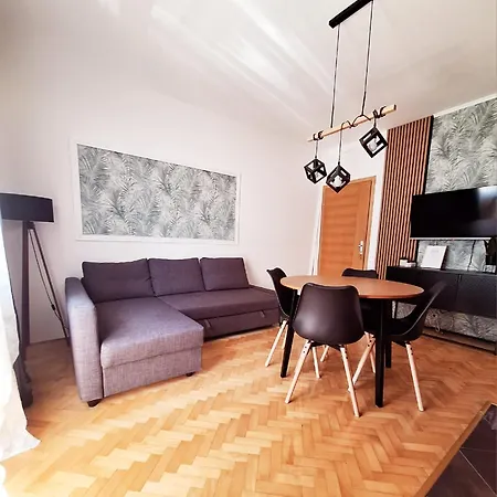 Lucy Apartments With Heated Pool & Free Private Parking Apartment *