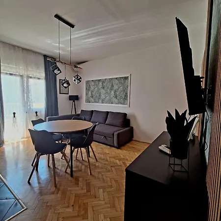 Lucy Apartments With Heated Pool & Free Private Parking Apartment