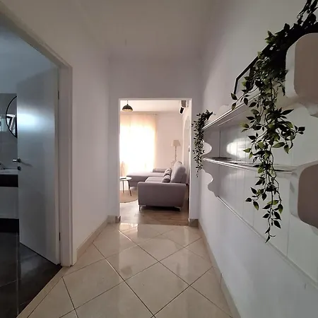 Lucy Apartments With Heated Pool & Free Private Parking Apartment