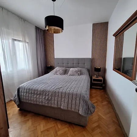 Lucy Apartments With Heated Pool & Free Private Parking Apartment *