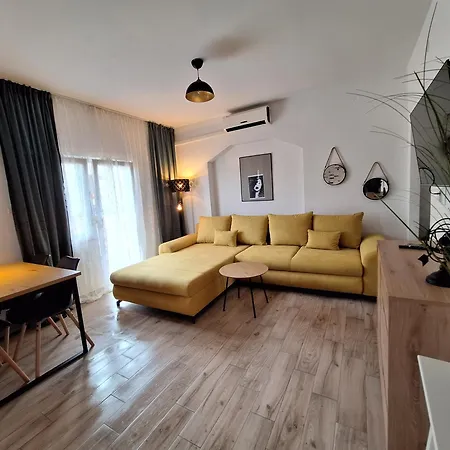 Lucy Apartments With Heated Pool & Free Private Parking Apartment