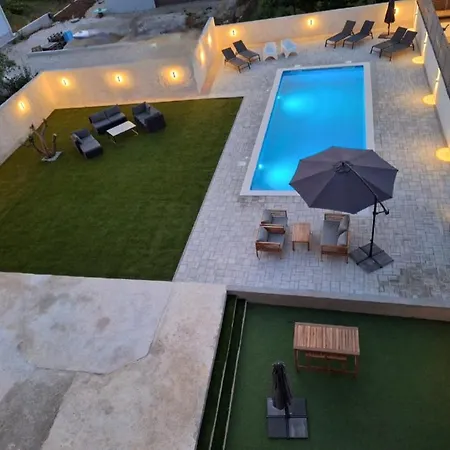 Apartment Lucy Apartments With Heated Pool & Free Private Parking