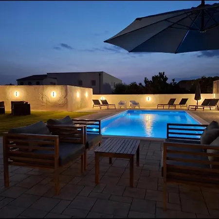 Lucy Apartments With Heated Pool & Free Private Parking Apartment