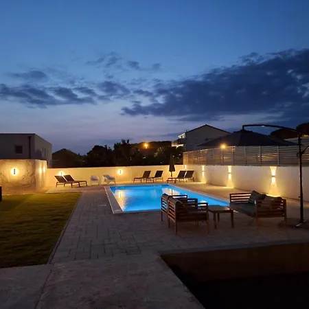 Lucy Apartments With Heated Pool & Free Private Parking Apartment *