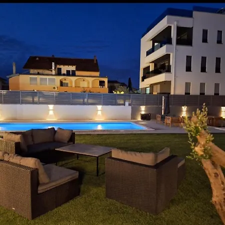 Lucy Apartments With Heated Pool & Free Private Parking Apartment