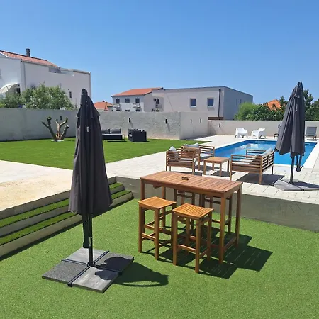 Lucy With Heated Saltwater Pool And Free Private Parking Apartman Zadar