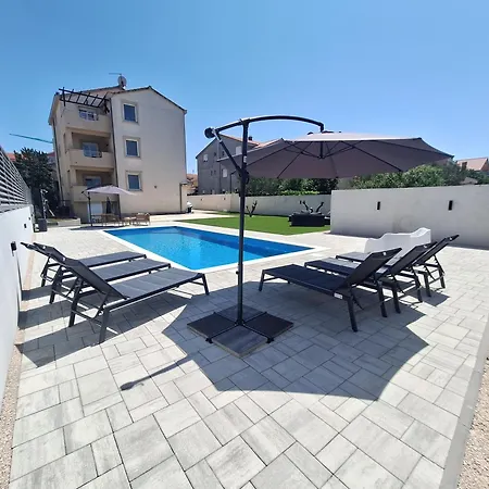 Lucy With Heated Pool & Free Private Parking *