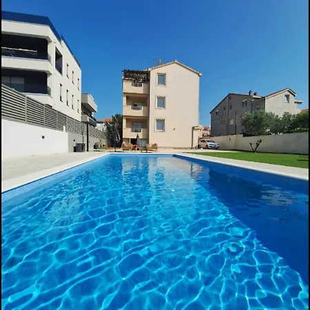 Apartmán Lucy With Heated Pool & Free Private Parking Zadar