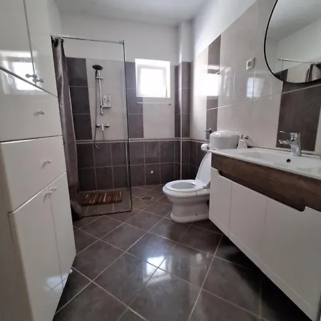 Lucy With Heated Saltwater Pool And Free Private Parking זאדאר