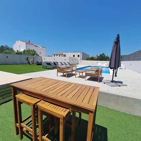Lucy With Heated Pool & Free Private Parking Apartmán