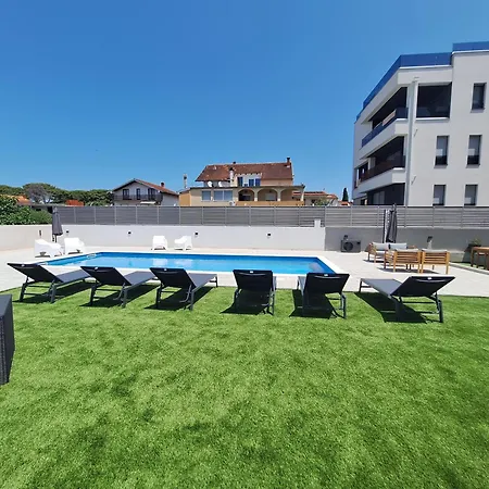 Apartmán Lucy With Heated Pool & Free Private Parking