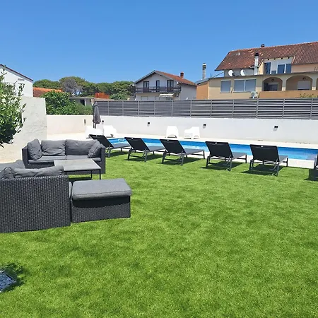Lucy With Heated Saltwater Pool And Free Private Parking דירה *