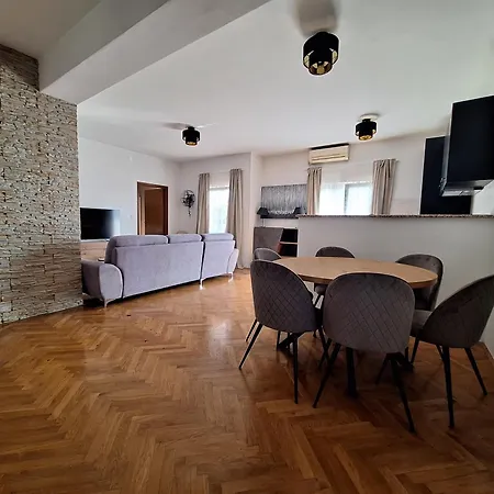 Apartmán Lucy With Heated Pool & Free Private Parking *