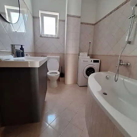 Lucy With Heated Saltwater Pool And Free Private Parking Apartman Zadar