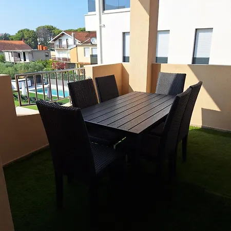 Apartmán Lucy With Heated Pool & Free Private Parking