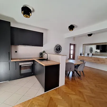 Apartmán Lucy With Heated Pool & Free Private Parking *