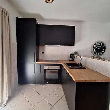 Apartmán Lucy With Heated Pool & Free Private Parking Zadar