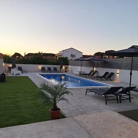 Lucy With Heated Pool & Free Private Parking Apartmán *