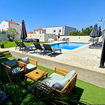 Lucy With Heated Saltwater Pool And Free Private Parking Apartman