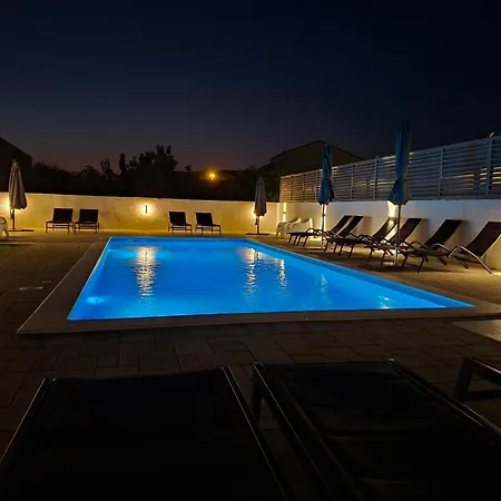 Lucy With Heated Saltwater Pool And Free Private Parking זאדאר