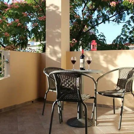 Lucy Apartments With Heated Pool & Free Private Parking *
