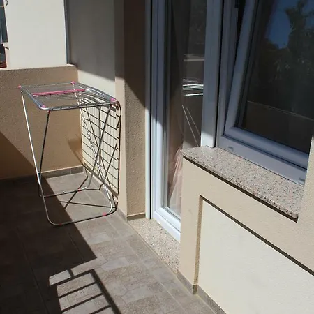 Lucy Apartments With Heated Pool & Free Private Parking Apartment