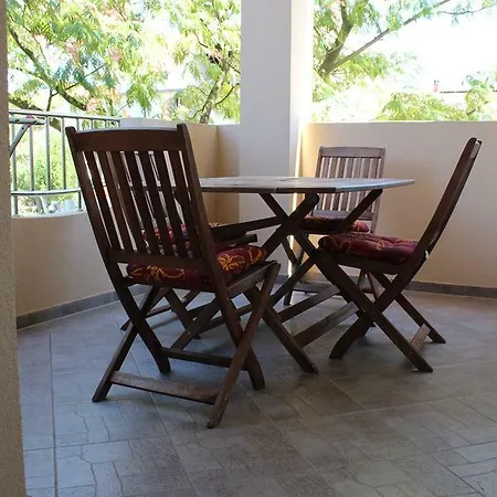 Lucy Apartments With Heated Pool & Free Private Parking *
