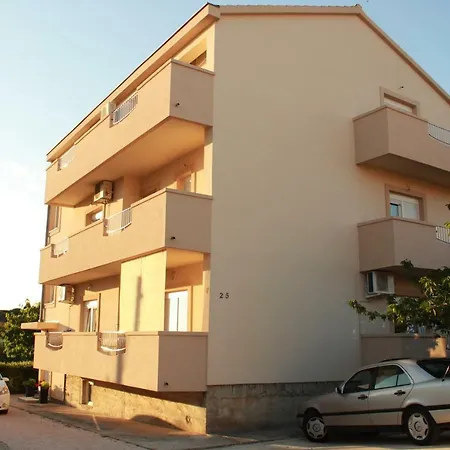 Apartment Lucy Apartments With Heated Pool & Free Private Parking
