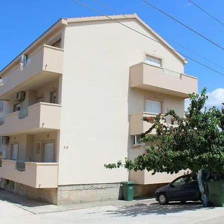 Lucy Apartments With Heated Pool & Free Private Parking