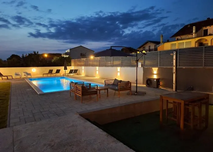 Lucy With Heated Saltwater Pool And Free Private Parking Lejlighed