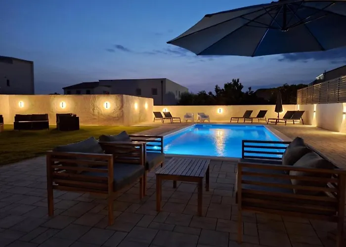 Lucy With Heated Saltwater Pool And Free Private Parking Lejlighed