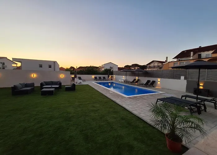 Lucy With Heated Saltwater Pool And Free Private Parking Zadar