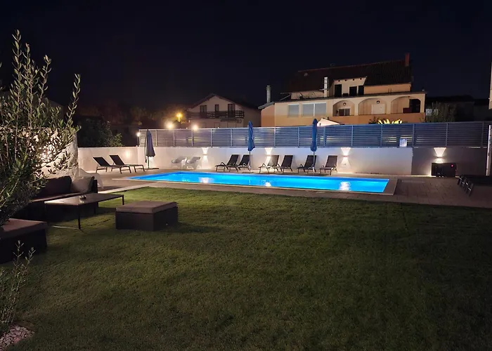 Lucy With Heated Saltwater Pool And Free Private Parking Apartman
