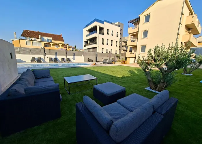 Lucy With Heated Saltwater Pool And Free Private Parking Lejlighed *