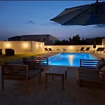 Lucy With Heated Saltwater Pool And Free Private Parking Apartamento