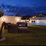 Lucy With Heated Saltwater Pool And Free Private Parking *