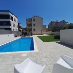 Lucy With Heated Saltwater Pool And Free Private Parking Apartamento *