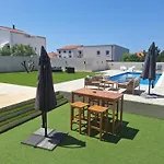 Lucy With Heated Saltwater Pool And Free Private Parking Apartamento Zadar