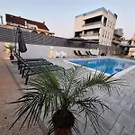 Apartamento Lucy With Heated Saltwater Pool And Free Private Parking