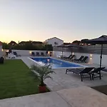 Lucy With Heated Saltwater Pool And Free Private Parking Apartamento *
