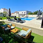 Lucy With Heated Saltwater Pool And Free Private Parking Apartamento