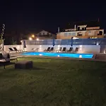 Lucy With Heated Saltwater Pool And Free Private Parking Apartamento