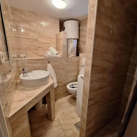 Lucy - With Heated Saltwater Pool And Free Private Parking Appartement *