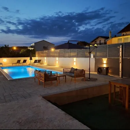Lucy - With Heated Saltwater Pool And Free Private Parking Appartement