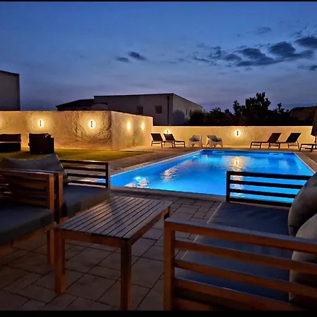 Lucy - With Heated Saltwater Pool And Free Private Parking * 扎达尔