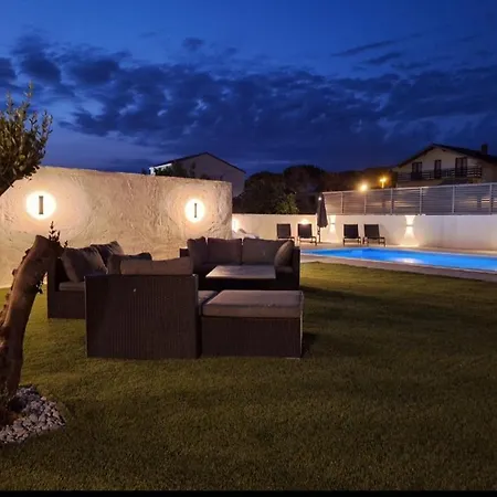 Lucy With Heated Saltwater Pool And Free Private Parking *