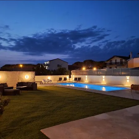 Lucy With Heated Saltwater Pool And Free Private Parking Zára
